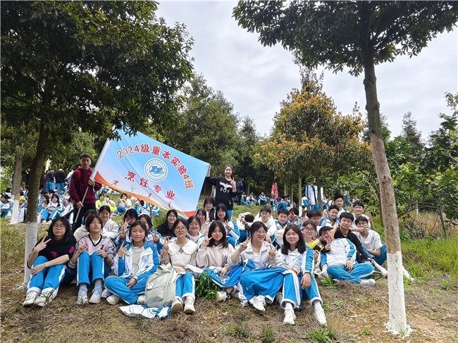 职教中心“拥抱春光 磨砺青春”师生户外远足活动不朽情缘用脚步丈量梦想 用激情诠释青春-荣县(图3)