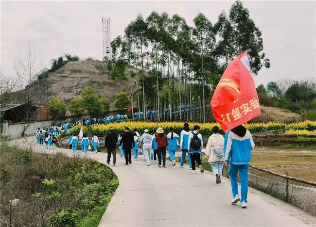 职教中心“拥抱春光 磨砺青春”师生户外远足活动不朽情缘用脚步丈量梦想 用激情诠释青春-荣县(图4)